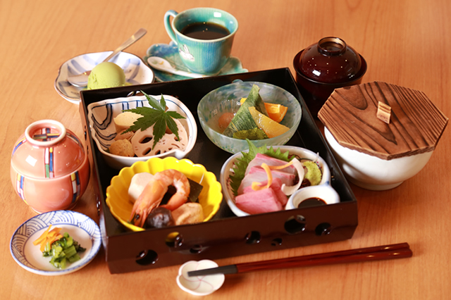 御料理魚佐 特製お弁当(お刺し身付き) 